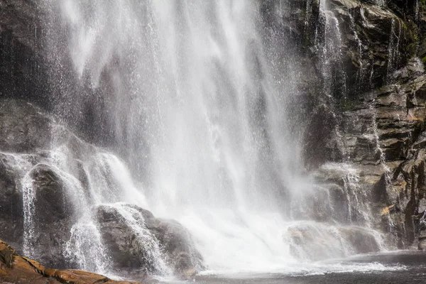 Cascade de Skjervsfossen en Hordaland, Norvège Photo De Stock