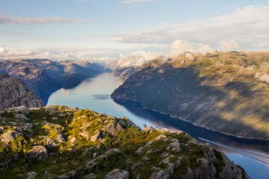 Preikestolen veya Prekestolen veya vaizin minber veya Müezzin kayası, bu ünlü bir turistik Forsand, Ryfylke, Norveç