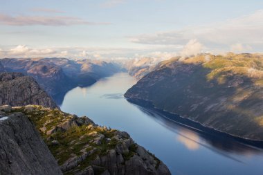 Preikestolen veya Prekestolen veya vaizin minber veya Müezzin kayası, bu ünlü bir turistik Forsand, Ryfylke, Norveç