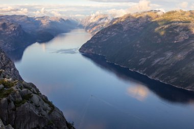 Preikestolen veya Prekestolen veya vaizin minber veya Müezzin kayası, bu ünlü bir turistik Forsand, Ryfylke, Norveç