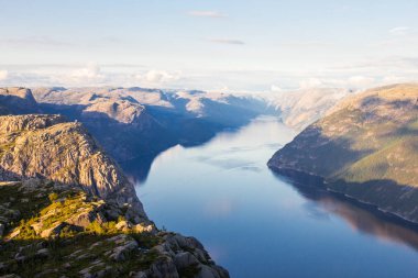 Preikestolen veya Prekestolen veya vaizin minber veya Müezzin kayası, bu ünlü bir turistik Forsand, Ryfylke, Norveç