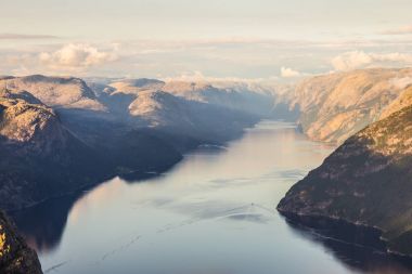 Preikestolen veya Prekestolen veya vaizin minber veya Müezzin kayası, bu ünlü bir turistik Forsand, Ryfylke, Norveç