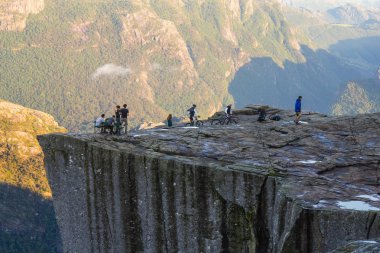 Preikestolen veya Prekestolen veya vaizin minber veya Müezzin kayası, bu ünlü bir turistik Forsand, Ryfylke, Norveç