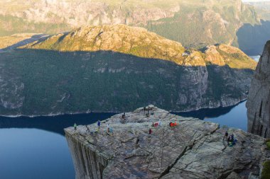 Preikestolen veya Prekestolen veya vaizin minber veya Müezzin kayası, bu ünlü bir turistik Forsand, Ryfylke, Norveç