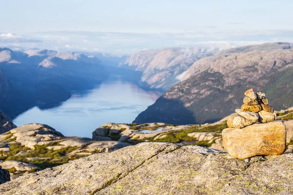 Відвідайте або Prekestolen або проповідника Pulpit або Pulpit рок, є відомий туристичний об'єкт у Forsand, екологічно, Норвегія — стокове фото