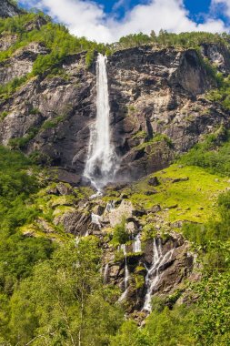 Myrdal demiryolu hattı Norveç'e Flam tarafından büyük Rjoandefossen şelale