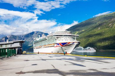 Büyük Cruise Gemi hareket içinde bağlantı noktası, Flam Stavanger için güneşli yaz gün, Norveç.