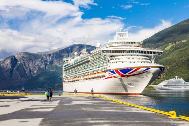 Büyük Cruise Gemi hareket içinde bağlantı noktası, Flam Stavanger için güneşli yaz gün, Norveç.
