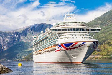 Büyük Cruise Gemi hareket içinde bağlantı noktası, Flam Stavanger için güneşli yaz gün, Norveç.