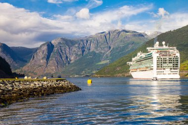 Büyük Cruise Gemi hareket içinde bağlantı noktası, Flam Stavanger için güneşli yaz gün, Norveç.