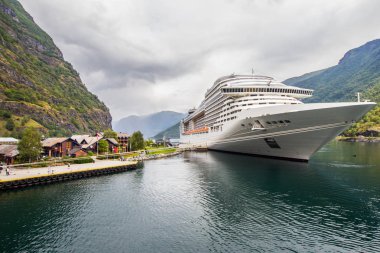 Büyük Cruise Gemi hareket içinde bağlantı noktası, Flam Stavanger için güneşli yaz gün, Norveç.