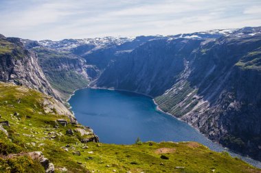 Trolltunga, Troll'ın dil Odda Ringedalsvatnet Gölü, Norveç için yaz yolculuk.