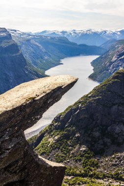 Trolltunga, Troll'ın dil Odda Ringedalsvatnet Gölü, Norveç için yaz yolculuk.