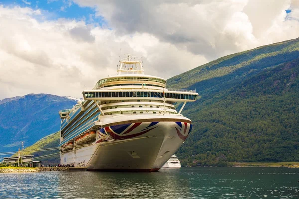 Büyük Cruise Gemi hareket içinde bağlantı noktası, Flam Stavanger için güneşli yaz gün, Norveç.
