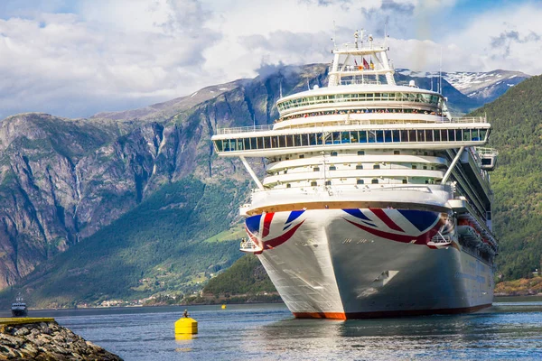 Grote Cruise schip vertrek in de haven van Flam naar Stavanger, in zonnige zomerdag, Noorwegen. — Stockfoto