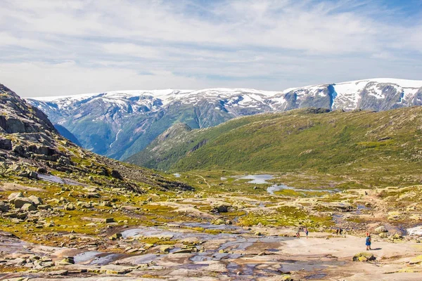 Літня поїздка до язик троля, троль мовою в Odda Ringedalsvatnet озера, Норвегія. — стокове фото