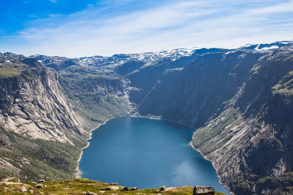 Letní výlet na Trolltunga, The Troll jazyk v Odda Ringedalsvatnet jezera, Norsko. — Stock fotografie