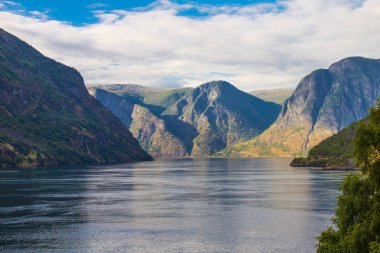 traval büyük Cruise Gemi Flam bağlantı noktası üzerinden Stavanger için güneşli yaz gün, Norveç.