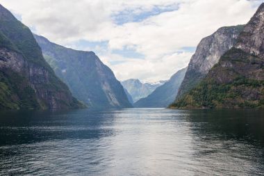 traval büyük Cruise Gemi Flam bağlantı noktası üzerinden Stavanger için güneşli yaz gün, Norveç.