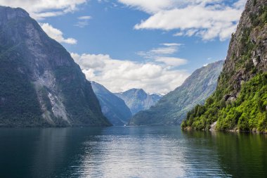 traval büyük Cruise Gemi Flam bağlantı noktası üzerinden Stavanger için güneşli yaz gün, Norveç.