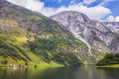 traval büyük Cruise Gemi Flam bağlantı noktası üzerinden Stavanger için güneşli yaz gün, Norveç.
