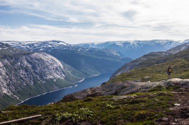 Trolltunga, Troll'ın dil Odda Ringedalsvatnet Gölü, Norveç için yaz yolculuk.