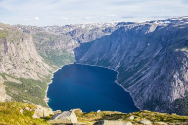Trolltunga, Troll'ın dil Odda Ringedalsvatnet Gölü, Norveç için yaz yolculuk.
