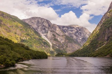 traval büyük Cruise Gemi Flam bağlantı noktası üzerinden Stavanger için güneşli yaz gün, Norveç.