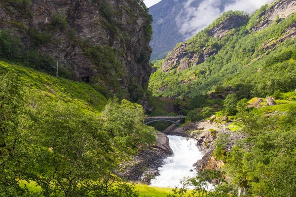 Myrdal demiryolu hattı Norveç'e Flam tarafından büyük Kjosfossen şelale