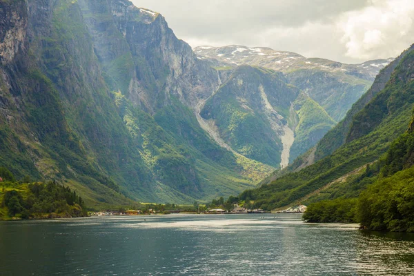 traval büyük Cruise Gemi Flam bağlantı noktası üzerinden Stavanger için güneşli yaz gün, Norveç.