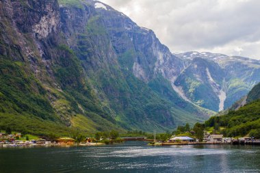 traval büyük Cruise Gemi Flam bağlantı noktası üzerinden Stavanger için güneşli yaz gün, Norveç.