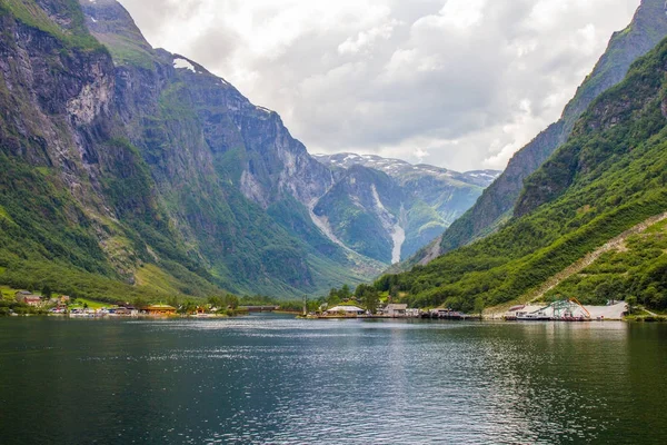 Traval a nagy Cruise hajó a kikötő Flam, Stavanger, napsütéses nyári napon, Norvégia. — Stock Fotó