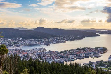 Beyaz gece Bergen görünümü noktadan Floyen, panoramik, Bergen, Norveç gün batımında.