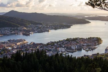 Beyaz gece Bergen görünümü noktadan Floyen, panoramik, Bergen, Norveç gün batımında.