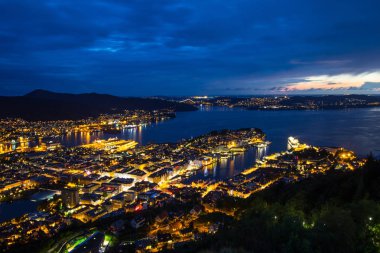 Beyaz gece Bergen görünümü noktadan Floyen, panoramik, Bergen, Norveç gün batımında.