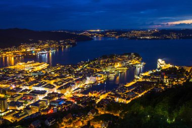 Beyaz gece Bergen görünümü noktadan Floyen, panoramik, Bergen, Norveç gün batımında.