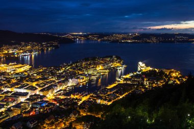 Beyaz gece Bergen görünümü noktadan Floyen, panoramik, Bergen, Norveç gün batımında.