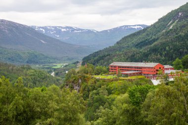güzel manzara Naeroydalen Vadisi ve tepeler üzerinde Stalheim, Voss, Norveç.