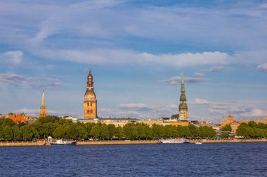 Zapadnaya Dvina setin güneşli bir günde Letonya Riga Dome Cathedral ve St. Peters kilise Panorama yağmurlu bulutlar altında görüntülemek