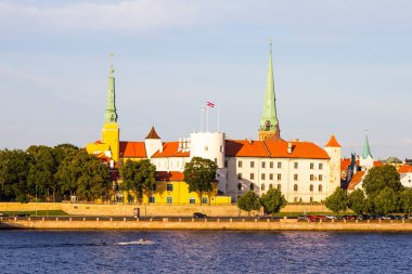 Riga palace, Katedrali, St. Peters kilise ve fabrika Kilisesi, St. kurtarıcı, Riga Castle castle nehir Daugava, Başkan resmi konutu kıyısında görülmektedir