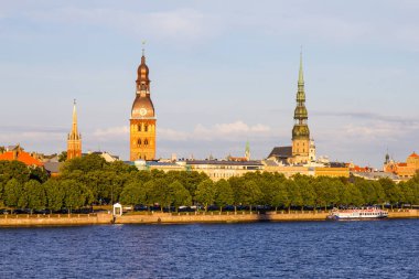 Zapadnaya Dvina setin güneşli bir günde Letonya Riga Dome Cathedral ve St. Peters kilise Panorama yağmurlu bulutlar altında görüntülemek