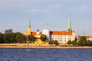 Riga palace, Katedrali, St. Peters kilise ve fabrika Kilisesi, St. kurtarıcı, Riga Castle castle nehir Daugava, Başkan resmi konutu kıyısında görülmektedir