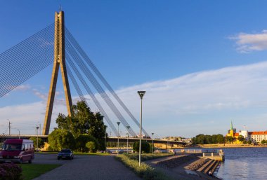 Riga, Letonya Riga, Letonya Daugava Nehri üzerinde Vansu köprü. Beş büyük köprüden Riga ve tek Askılı