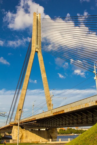 РИГА, ЛАТВИЯ Мост Вансу через Даугаву в Риге, Латвия. Один из пяти больших мостов в Риге и единственный кабельный — стоковое фото