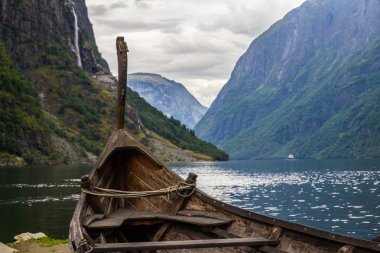 Viking drakkar Sognefjord Flam ve Norveç'te Gudvangen arasında sonunda güzel görünümü.