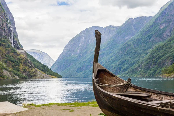 Krásný pohled Viking drakkar na konci Sognefjord mezi Flam a Gudvangen v Norsku. — Stock fotografie