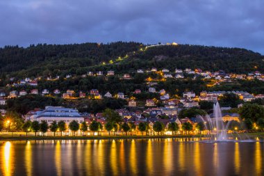Merkezi kare muhteşem gece görünüm Bergen, mount Floyen Çeşmesi ile. Bergen Hordaland Norveç