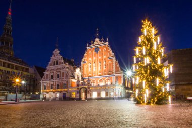 Riga, Letonya. Kış Twilight parlak akşam aydınlatma üzerine ünlü simge yapılar ile Belediye Binası kare, popüler yer Panoraması. Kış yeni yıl Noel tatil sezonu.