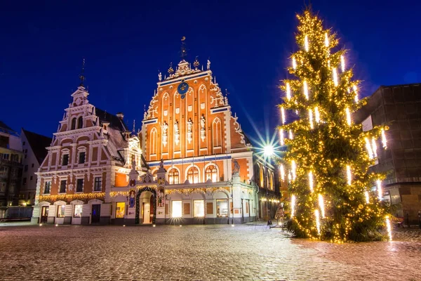 Riga, Latvia. Panorama Of Town Hall Square, Popular Place With Famous Landmarks On It In Bright Evening Illumination In Winter Twilight. Winter New Year Christmas Holiday Season. — Stock Photo, Image