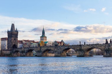 Yayalar tek Charles köprü aka Stone Bridge, Kamenny çoğu, Prag Köprüsü, Prazhski en üzerinde Vltava Nehri Prag, Çek Cumhuriyeti.